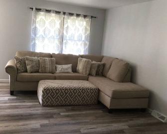 Cheerful Charming Condo in Serene Neighborhood - Toledo - Living room