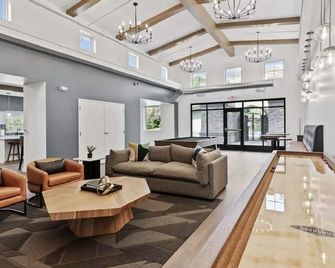 Glamorous 2B2BA with patio views and gym - Bloomington - Lobby