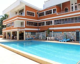 國際 2000 酒店 - 坎帕拉 - 坎帕拉 - 游泳池
