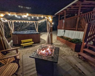 Romantic Stays in Texas at this Granbury Cabin Glamping Site - Granbury - Patio