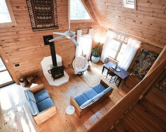 Kilo Cabin Lakeside Bohemian Hideout 45 Minutes From Atl - Covington - Living room