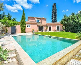 Peacefully situated on the edge of Eyguières, this vacation home is located between the Alpilles and - Eyguières - Piscine