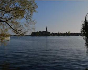 Vacation home in a quiet location, 200m from the nature reserve lake, Mönchshof 13a - Wredenhagen - Vista del exterior