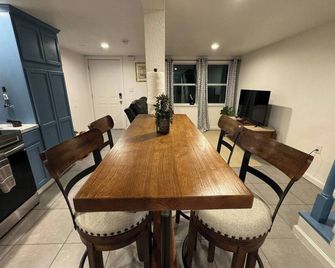Cozy guest house in the heart of Temple! Close to everything. Pet-friendly. - Temple - Dining room