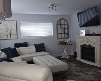 Charming 3-bedroom house with WiFi, fitness room in peaceful Metairie - Metairie - Living room