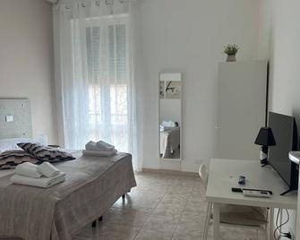 Quiet apartment within walking distance of the subway (4 min walk) - Rome - Bedroom