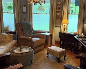 4-bedroom house in charming Buckhannon with AC, WiFi. - Buckhannon - Wohnzimmer