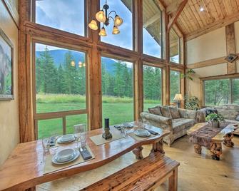 Pet-Friendly Eureka Getaway w/ Mountain Views - Eureka - Dining room