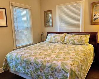 2br- Gulfport Beach House - Gulfport - Bedroom