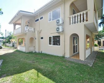 GT Self Catering Apartment - Apartment close to the Beach - Mare Anglaise - Building