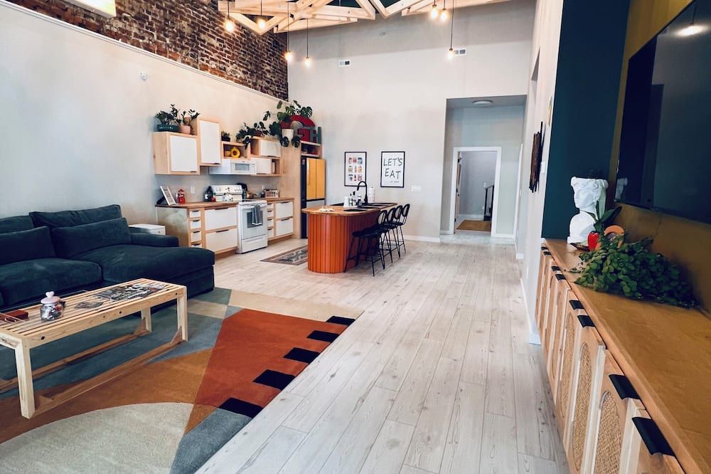 Come and stay in our Cozy Upstairs Apartment - Seymour - Вітальня