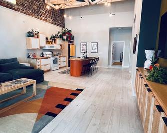 Come and stay in our Cozy Upstairs Apartment - Seymour - Вітальня
