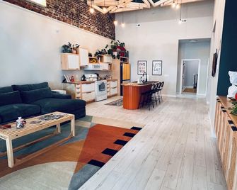 Come and stay in our Cozy Upstairs Apartment - Seymour - Вітальня