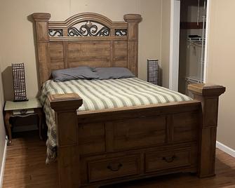 Summer Is Booking Fast! - Storm Lake - Bedroom