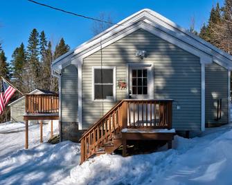 Camp Coös - serene mountain and lake views with ATV\/snowmobile trail access - Pittsburg - Building