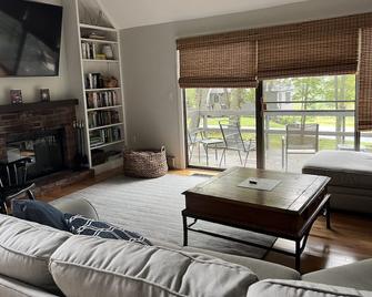 Spacious and cozy single family house next to Quechee ski hill - Quechee - Living room