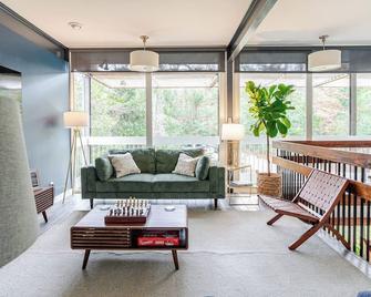 Glass House retreat on scenic Bogue Falaya river - Covington - Pokój dzienny