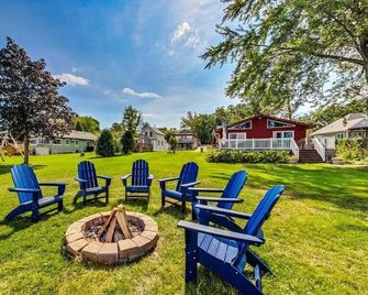 Shanahan Shores | Delavan Lakefront Cottage - Delavan - Innenhof
