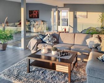 Nice Home In Sandefjord With Wifi - Sandefjord - Wohnzimmer