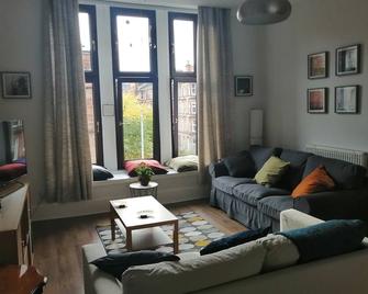 Lovely 2 bedrooms flat in the heart of Western, pet friendly - Johnstone - Living room