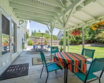 Roomy two-bedroom, family and pet friendly daylight basement apartment. - Bonney Lake - Patio