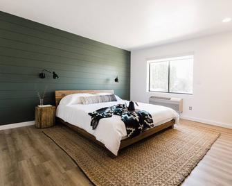 Wonderstone Single King Guest Room - Columbia Falls