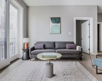 Blueground | East Boston, AC, balcony, nr park - Boston - Sala de estar