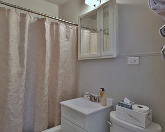 Haven In The Heights Steps Away From It All - Peoria Heights - Bathroom