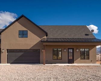 Cozy Cottage Inn sets in the heart of ATV trails and 3 National Parks. - Richfield - Gebouw