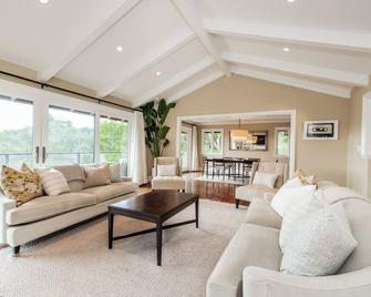 Tranquil 5 Bed/4.5 Bath Home in Tiburon Hills - Tiburon - Living room