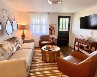 Misty Mountain Cabin - Franklin - Вітальня