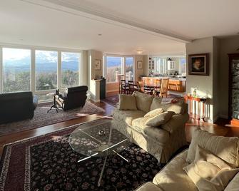 Green Mountain Manor - Waterbury - Living room