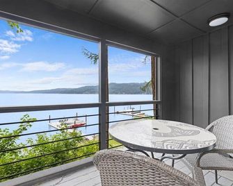 Eagle's Log Cabin & Separate Charming Studio Waterfront Haven on Lake CDA - Harrison - Balcony
