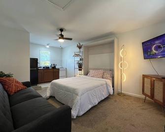 Cool City studio/free parking/walkable to all hot spots /safe / keyless/Tanger - Greensboro - Bedroom