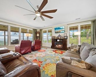 Heaven’s View-Magnificent Fall View - Crawford - Living room