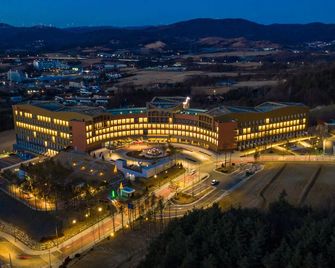 Ramada Hotel & Suites by Wyndham Gangwon Pyeongchang - Pyeongchang - Building