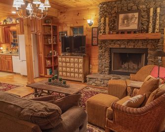 Smokies Hideaway - 2 Bdrms/2 Bath, Private, Secluded, Bonfire Pit, Large Driveway - Townsend - Lounge