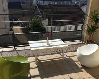 Apartment T4 any comfort with terraces and parking 5 minutes walk from the station - Saint-Pierre-des-Corps - Balcon