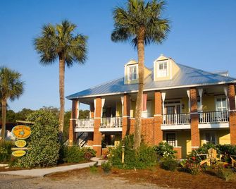 Grab a bag and get to the beach, we will take care of the rest. - Tybee Island - Bâtiment