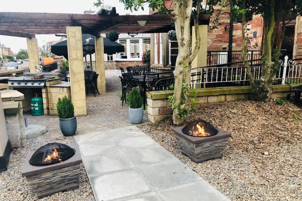 ذا ريد كليف - إينفيرنيس - شرفة مرصوفة