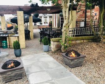 ذا ريد كليف - إينفيرنيس - شرفة مرصوفة