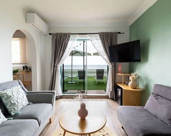Tessa's on the Beach Boutique Hotel - Bilinga - Huiskamer