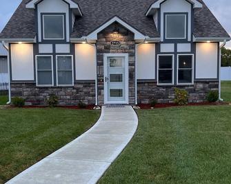 Fisher House Spacious Home in Tiny Home Village - Sedalia