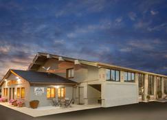 Days Inn by Wyndham West Allis/Milwaukee - West Allis - Building