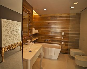 Graffit Gallery Design Hotel - Varna - Baño