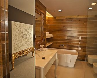 Graffit Gallery Design Hotel - Warna - Bad