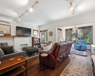 1910 Charming Historic Flat - Walk to Beach & Loyola! - Chicago - Living room