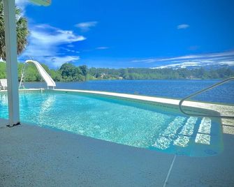 Lake Life Tiny House located on top of the water - Pool - 3 Kayaks - Beautiful! - Douglas - Bazén