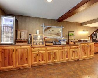 Room for the Crew! Expanded King with Bunk Bed, Stoney Creek Quincy - Quincy - Front desk