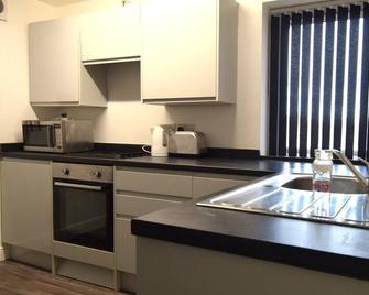 OYO Victoria Apartments - Middlesbrough - Kitchen